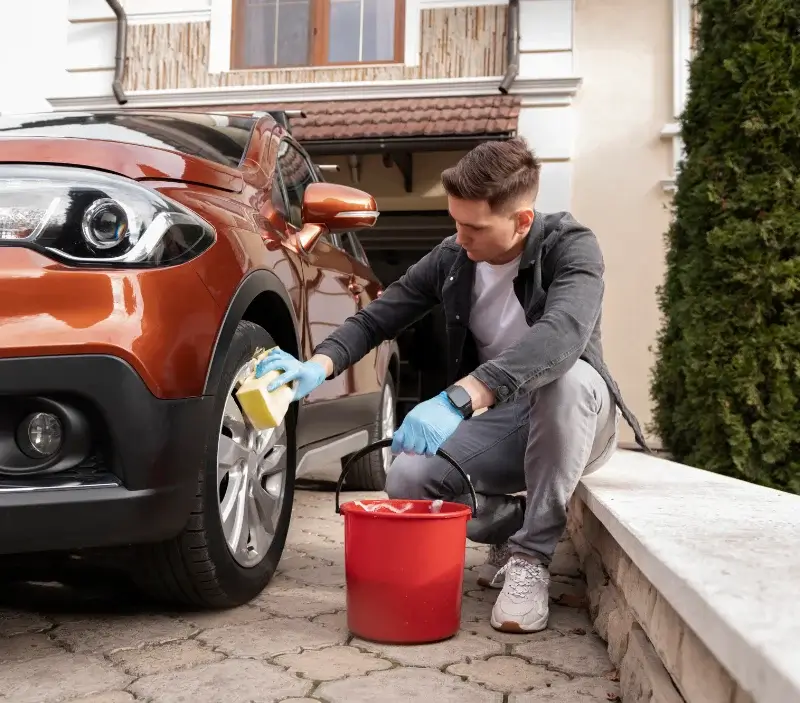 Lavage auto à domicile Cany-Barville : professionnel intervenant sur un véhicule